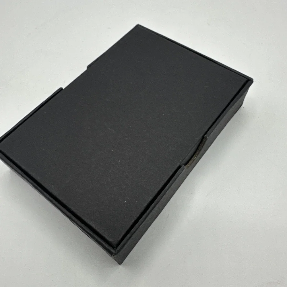 Minimalist Wallet Black New In Box With Extra Straps.